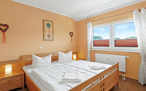 Zinnowitz 104: Meubilair, Hout, Interieur Ontwerp, Slaapkamer, Bed, Laken, Plafond, Bedding, Bed Frame, Kamer