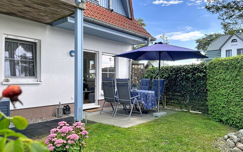 Zinnowitz 111: Huis, Struik, Huis, Woongebied, Veranda, Deur, Schaduw, Buitenmeubels, Verblijf, Tuin