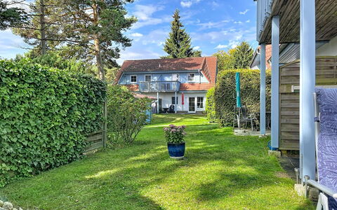 Zinnowitz 111: Blauw, Huis, Struik, Woongebied, Huis, Dak, Verblijf, Tuin, Gazon, Groundcover