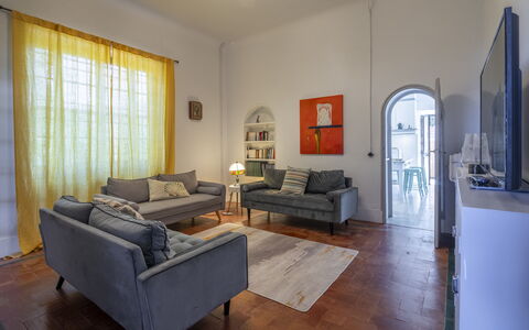 Massarosa Front Lake, The Gargoyles: Meubilair, Flooring, Interieur Ontwerp, Verdieping, Bankstel, Plafond, Woonkamer, Appartement, Verlichting, Kamer