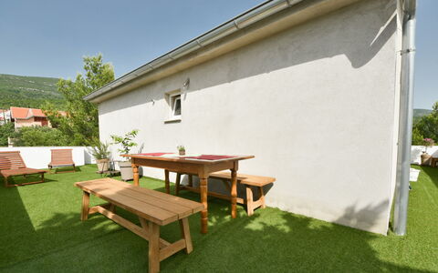 Zalazak Sunca: Gebouw, Fabriek, Lucht, Tafel, Openluchtbank, Hout, Schaduw, Boom, Huis, Picknicktafel