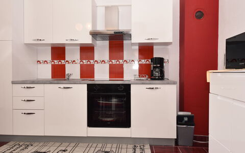 Zalazak Sunca: Cabinetry, Gebouw, Countertop, Toestel Van De Keuken, Hout, Fornuis, Flooring, Interieur Ontwerp, Keuken, Verdieping