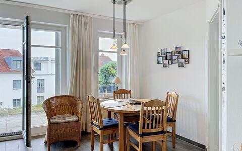 Zinnowitz 190: Meubilair, Interieur Ontwerp, Flooring, Verdieping, Hout, Plafond, Lichte Inrichting, Eetkamer, Stoel, Keuken En Eettafel