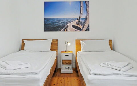 Usedomer Seekiste: Flooring, Verdieping, Hout, Slaapkamer, Bed, Interieur Ontwerp, Laken, Bedding, Meubilair, Kussen Gooien