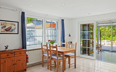 Usedomer Seekiste: Meubilair, Flooring, Interieur Ontwerp, Verdieping, Hout, Tafel, Plafond, Stoel, Keuken En Eettafel, Eetkamer