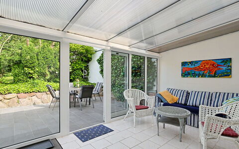 Usedomer Seekiste: Meubilair, Interieur Ontwerp, Stoel, Buitenmeubels, Schaduw, Glas, Bloempot, Kamerplant, Patio, Veranda