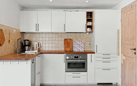 Usedomer Seekiste: Toestel Van De Keuken, Keuken, Countertop, Cabinetry, Major Appliance, Flooring, Meubilair, Hout, Interieur Ontwerp, Huishoudapparatuur