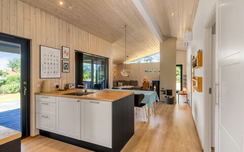 Liesel - 700M from the Sea: Hout, Flooring, Interieur Ontwerp, Plafond, Keuken, Countertop, Verdieping, Meubilair, Houten Vloer, Toestel Van De Keuken