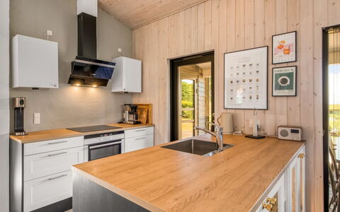 Liesel - 700M from the Sea: Flooring, Keuken, Hout, Interieur Ontwerp, Countertop, Verdieping, Toestel Van De Keuken, Houten Vloer, Meubilair, Plafond