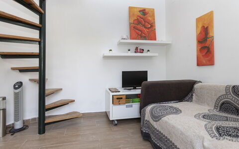 Villa Casalot Vi: Meubilair, Tafel, Lucht, Stoel, Hout, Interieur Ontwerp, Boom, Verdieping, Schaduw, Gebouw