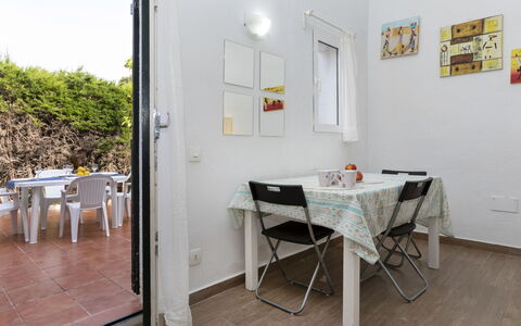 Villa Casalot Vi: Meubilair, Tafel, Lucht, Stoel, Hout, Interieur Ontwerp, Boom, Verdieping, Schaduw, Gebouw