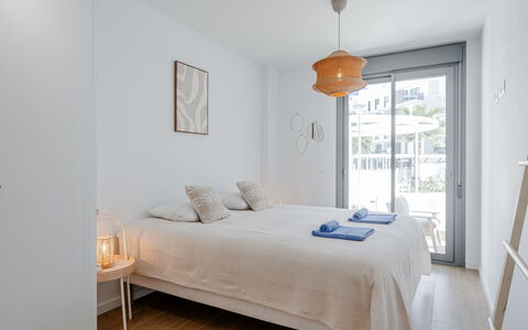 Dénia 188: Meubilair, Interieur Ontwerp, Bed, Slaapkamer, Muur, Verdieping, Flooring, Hout, Plafond, Laken