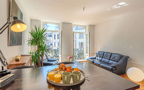 An'Alré: Meubilair, Tafel, Lucht, Stoel, Hout, Interieur Ontwerp, Boom, Verdieping, Schaduw, Gebouw