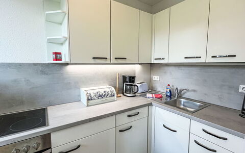 Karsten: Cabinetry, Eigendom, Meubilair, Gebouw, Wit, Countertop, Gootsteen, Toestel Van De Keuken, Keuken, Fornuis