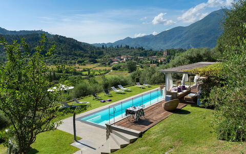 Luxury Green Marignana Villa, Versilia, Pool, Ac,: Fabriek, Wolk, Water, Berg, Lucht, Zwembad, Natuurlijk Landschap, Boom, Buitenmeubels, Gras
