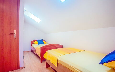Villa Jolie Amazing Stone: Verdieping, Interieur Ontwerp, Hout, Flooring, Kamer, Slaapkamer, Plafond, Bed, Appartement, Houten Vloer
