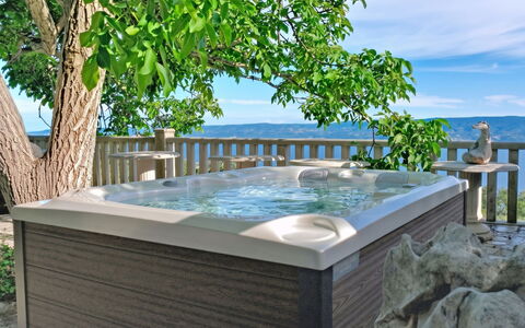 Villa Jolie Amazing Stone: Bad, Loodgieterswerkinrichting, Samengesteld Materiaal, Jacuzzi, Zwembad, Vrije Tijd, Dek, Toevlucht, Buitenmeubels