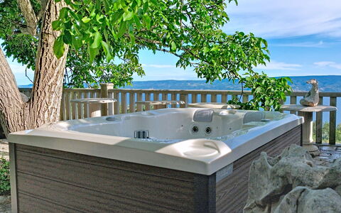 Villa Jolie Amazing Stone: Bad, Loodgieterswerkinrichting, Jacuzzi, Vrije Tijd, Buitenmeubels, Zwembad, Dek, Stoel, Toevlucht