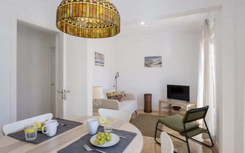 Dona Meia Praia: Bloem, Fabriek, Meubilair, Eigendom, Venster, Gebouw, Groen, Stoel, Tafel, Lucht