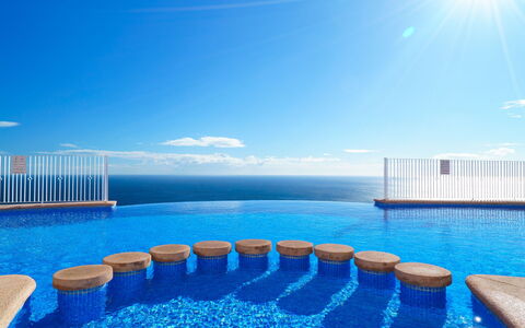 Las Brisas: Water, Tafel, Lucht, Wolk, Meubilair, Fabriek, Eigendom, Stoel, Azure, Buitentafel