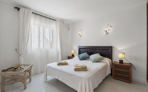 Las Brisas: Water, Tafel, Lucht, Wolk, Meubilair, Fabriek, Eigendom, Stoel, Azure, Buitentafel