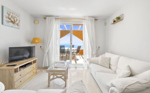 Las Brisas: Water, Tafel, Lucht, Wolk, Meubilair, Fabriek, Eigendom, Stoel, Azure, Buitentafel