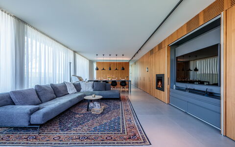 Villa Dalia Venezia: Gebouw, Bankstel, Flooring, Verdieping, Venster, Woonkamer, Comfort, Hout, Muur, Slaapbank