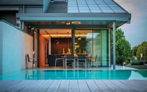 Villa Dalia Venezia: Water, Licht, Lucht, Fabriek, Zwembad, Stoel, Schaduw, Buitenmeubels, Deur, Huis