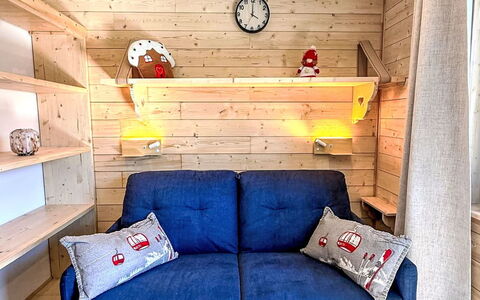 Val Thorens 540: Hout, Interieur Ontwerp, Meubilair, Flooring, Verdieping, Kamer, Bankstel, Plafond, Woonkamer, Beits