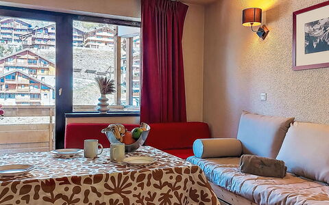 Val Thorens 540: Hout, Meubilair, Interieur Ontwerp, Appartement, Plafond, Kamer, Stoel, Beits, Woonkamer, Linens