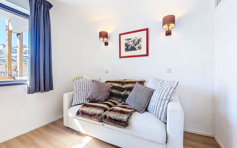 Val Thorens 540: Meubilair, Interieur Ontwerp, Kamer, Flooring, Appartement, Bankstel, Verdieping, Plafond, Huis, Verlichting