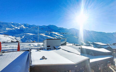 Val Thorens 540: Facade, Deur, Huis, Dak, Samengesteld Materiaal, Buitenmeubels, Schaduw, Landgoed, Veranda, Stoel