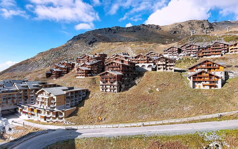 Val Thorens 540: Facade, Deur, Huis, Dak, Samengesteld Materiaal, Buitenmeubels, Schaduw, Landgoed, Veranda, Stoel