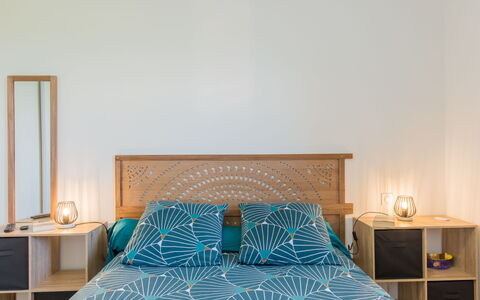 Kervennou: Meubilair, Comfort, Azure, Hout, Hoofdkussen, Tafel, Interieur Ontwerp, Bed Frame, Gebouw, Bed
