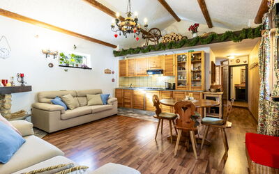 Isola di Madesimo Apartments 360.1: Meubilair, Interieur Ontwerp, Bankstel, Flooring, Hout, Plafond, Kamer, Tafel, Verdieping, Woonkamer