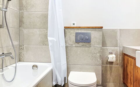 Champex 220: Wc Bril, Loodgieterswerkinrichting, Badkamer, Toilet, Flooring, Interieur Ontwerp, Verdieping, Loodgieter, Kraan, Tegel