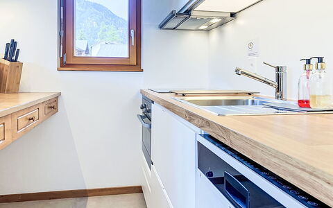 Champex 220: Keuken, Countertop, Hout, Interieur Ontwerp, Flooring, Toestel Van De Keuken, Major Appliance, Cabinetry, Loodgieterswerkinrichting, Gootsteen