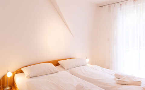 Sonnenküste: Hout, Slaapkamer, Verdieping, Bed, Flooring, Laken, Houten Vloer, Bedding, Linens, Bed Frame