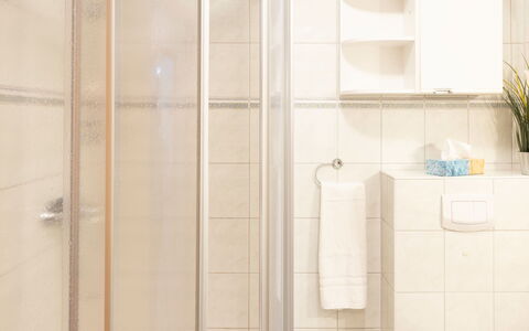 Sonnenküste: Badkamer, Interieur Ontwerp, Flooring, Loodgieterswerkinrichting, Verdieping, Loodgieter, Deur Van De Douche, Kamer, Tegel, Kraan