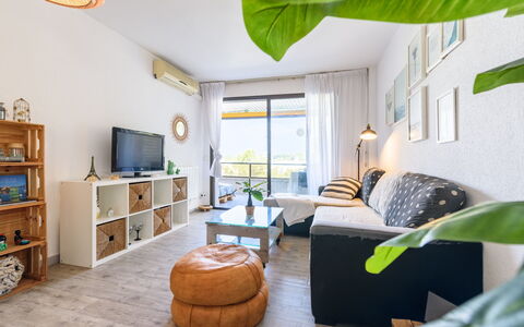 Uolas: Meubilair, Interieur Ontwerp, Bankstel, Hout, Woonkamer, Flooring, Plafond, Kamer, Appartement, Verlichting