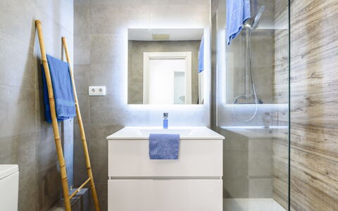 Uolas: Flooring, Verdieping, Interieur Ontwerp, Badkamer, Loodgieterswerkinrichting, Badkamerkast, Tegel, Loodgieter, Toilet, Kamer