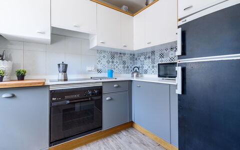 Uolas: Toestel Van De Keuken, Keuken, Countertop, Major Appliance, Cabinetry, Fornuis, Flooring, Hout, Interieur Ontwerp, Huishoudapparatuur