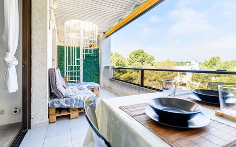Uolas: Appartement, Glas, Stoel, Schaduw, Balkon, Keuken En Eettafel, Daylighting, Aluminium, Buitenmeubels, Eco Hotel