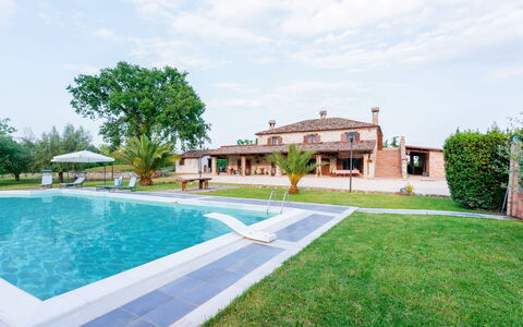 Villa Pagannoni: Water, Lucht, Wolk, Fabriek, Gebouw, Eigendom, Boom, Zwembad, Huis, Gras