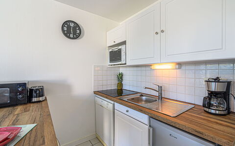 Les Eiders: Cabinetry, Countertop, Wastafel, Fornuis, Keuken, Toestel Van De Keuken, Huishoudapparatuur, Hout, Gootsteen, Klok