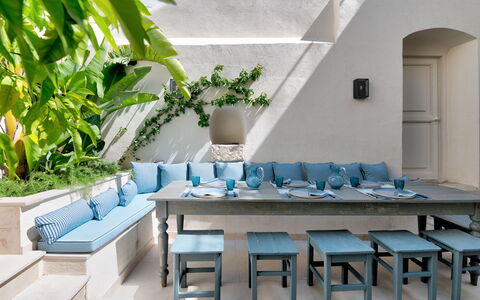Dimora Cocchi: Tafel, Meubilair, Fabriek, Eigendom, Stoel, Azure, Gebouw, Kamerplant, Interieur Ontwerp, Muur