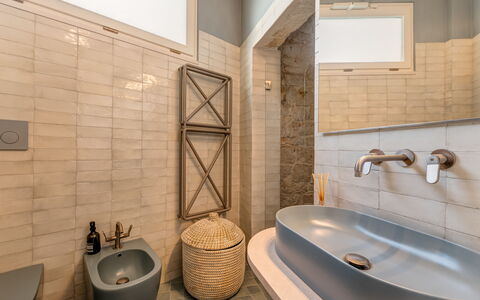 Dimora Cocchi: Loodgieterswerkinrichting, Eigendom, Bad, Kraan, Product, Badkamer, Hout, Interieur Ontwerp, Verlichting, Architectuur