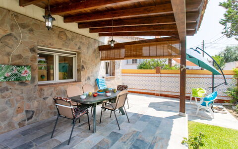 Riomar Beach House: Voedsel, Tafel, Tableware, Fabriek, Meubilair, Lucht, Stoel, Dishware, Bord, Buitenmeubels
