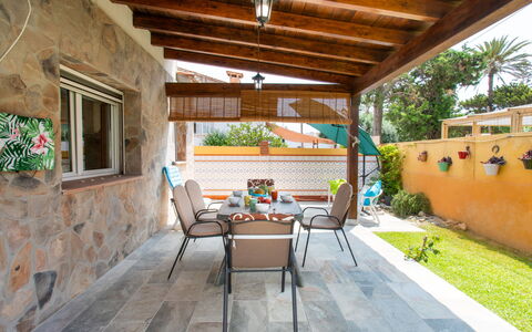 Riomar Beach House: Voedsel, Tafel, Tableware, Fabriek, Meubilair, Lucht, Stoel, Dishware, Bord, Buitenmeubels