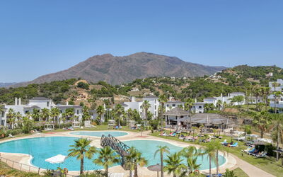 Mirador de Estepona Hills: Voedsel, Tafel, Tableware, Fabriek, Meubilair, Lucht, Stoel, Dishware, Bord, Buitenmeubels
